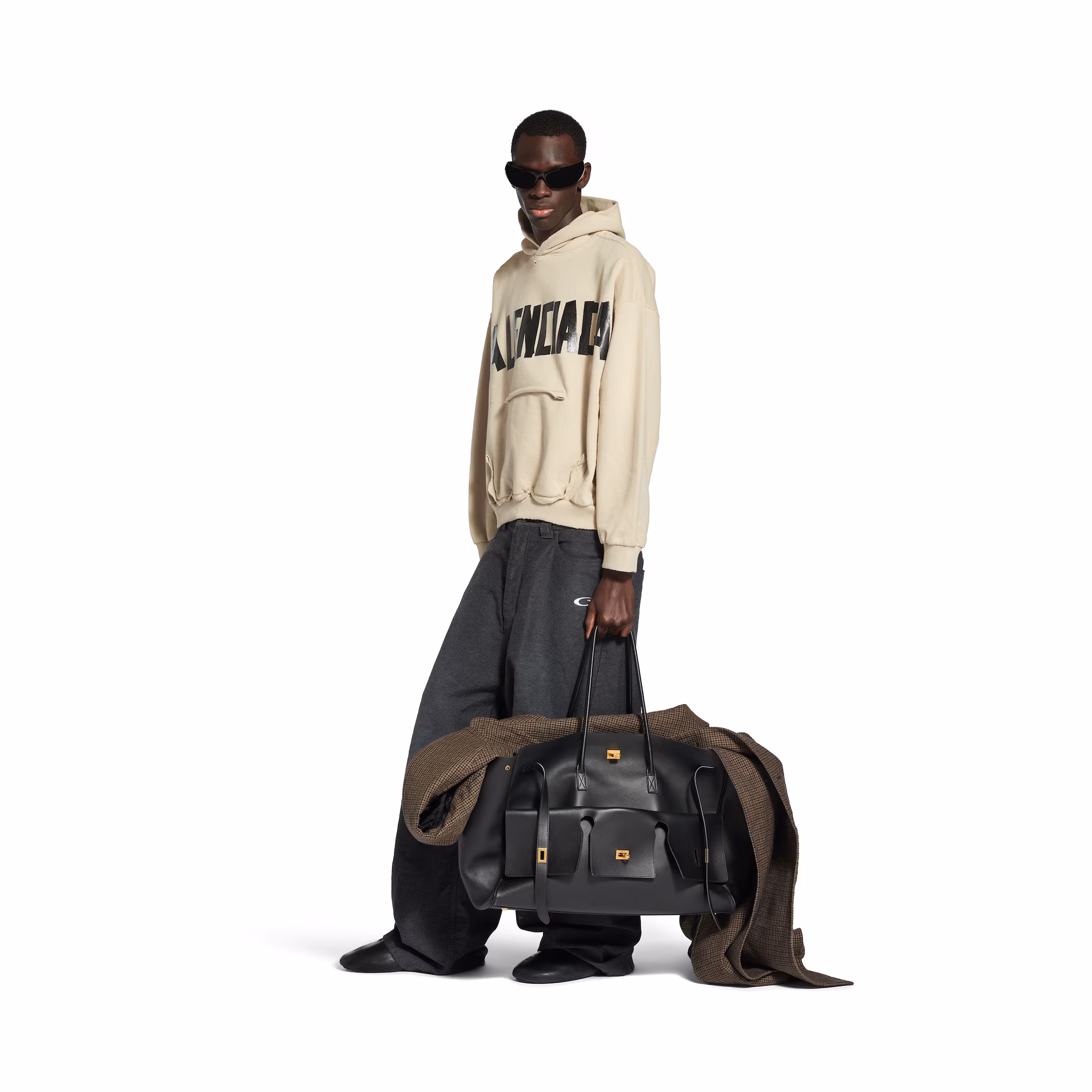 هل Balenciaga علامة مشهورة