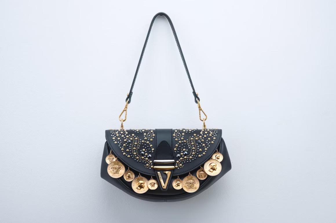 هل يتم تصنيع منتجات فيرساتشي الأصلية في إيطاليا؟