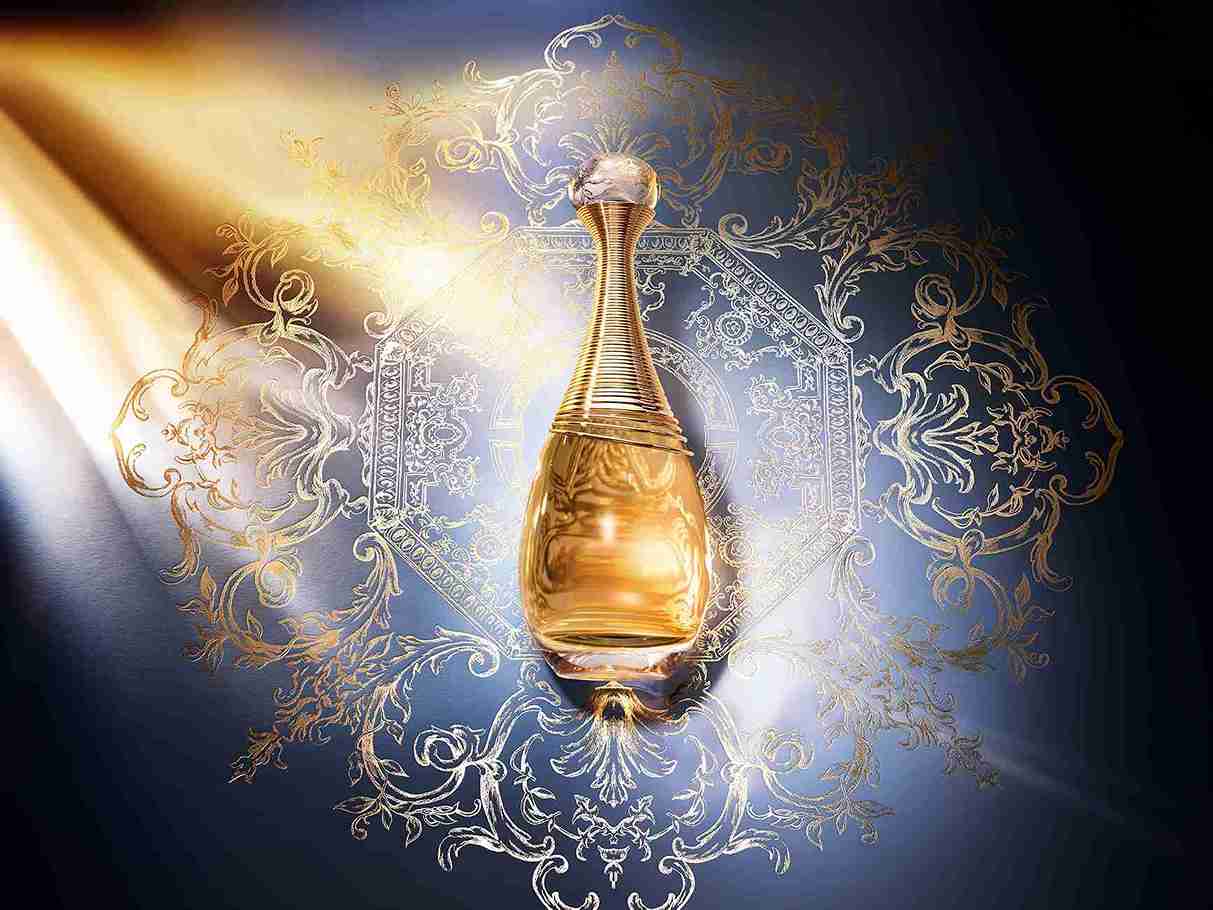 أكثر عطر جاذبية يمكن أن ترتديه امرأة من Dior