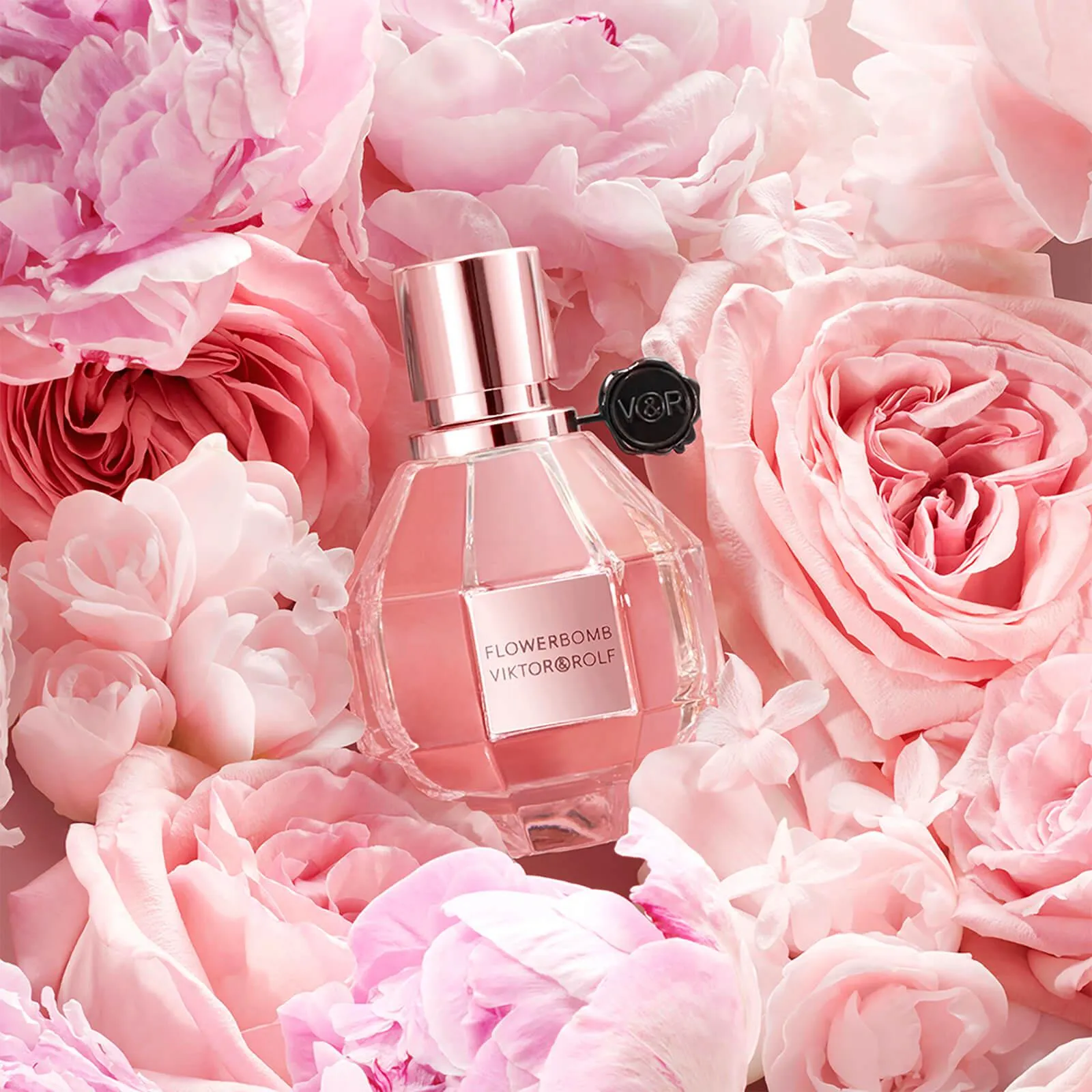 أكثر عطر جاذبية يمكن أن ترتديه امرأة هو Flowerbomb