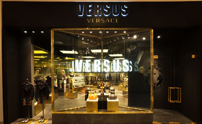 ما الفرق بين Versus Versace و Versace؟ الفخامة مقابل التمرد