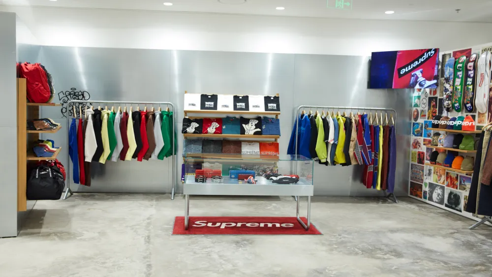Supreme، أي العلامة الأمريكية الشهيرة لأزياء الشارع تحت المجهر