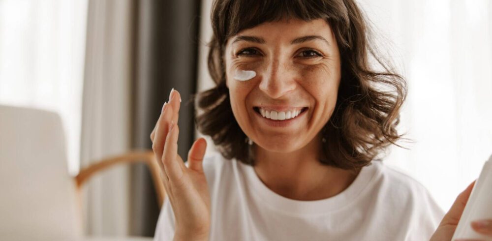 أي كريم للعينين تختار