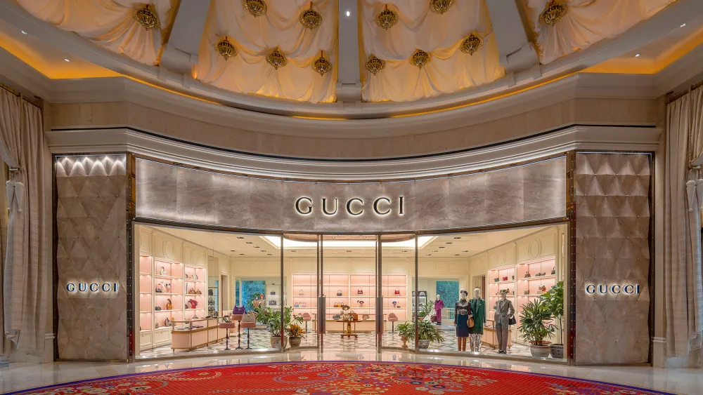 أين يقع أكبر متجر Gucci؟