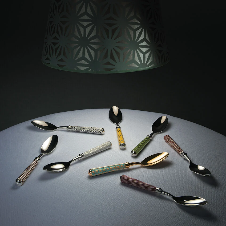 <strong>أطقم أدوات المائدة الفاخرة</strong>