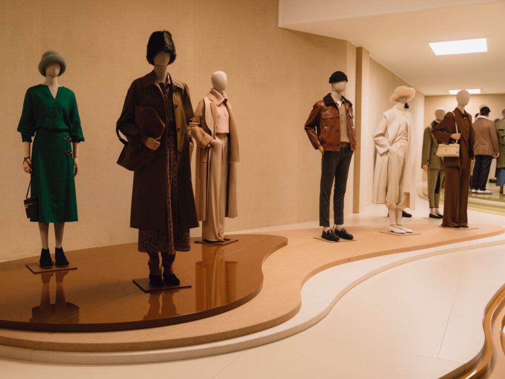 علامة Loro Piana
